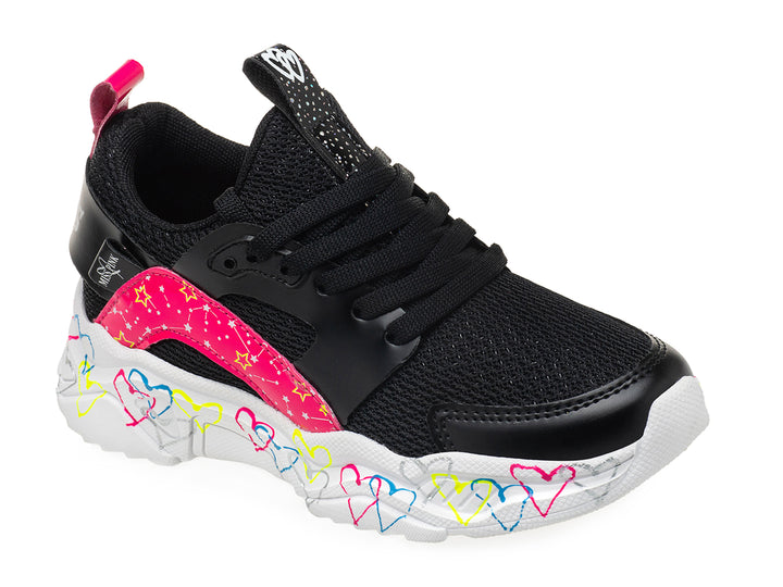 Tenis deportivos negros con detalles en rosa y suela blanca decorada con corazones de colores.