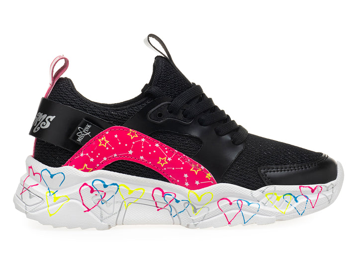 Tenis deportivos negros con detalles en rosa y suela blanca decorada con corazones de colores.