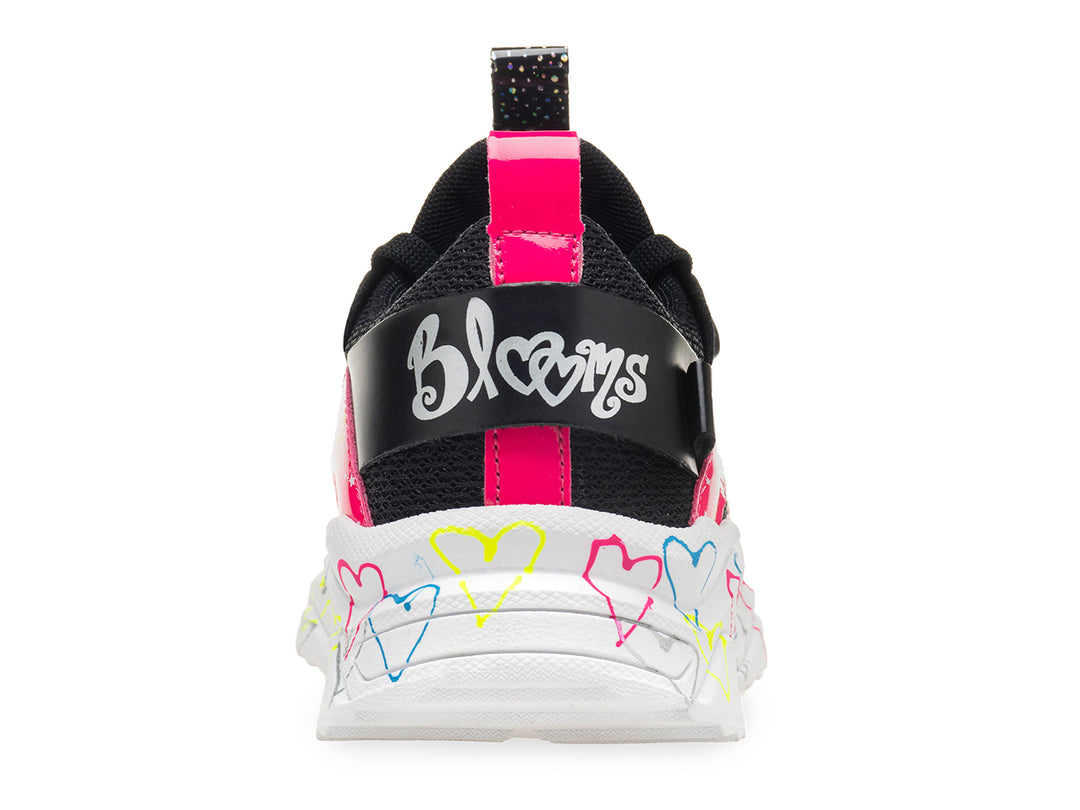 Tenis deportivos negros con detalles en rosa y suela blanca decorada con corazones de colores.