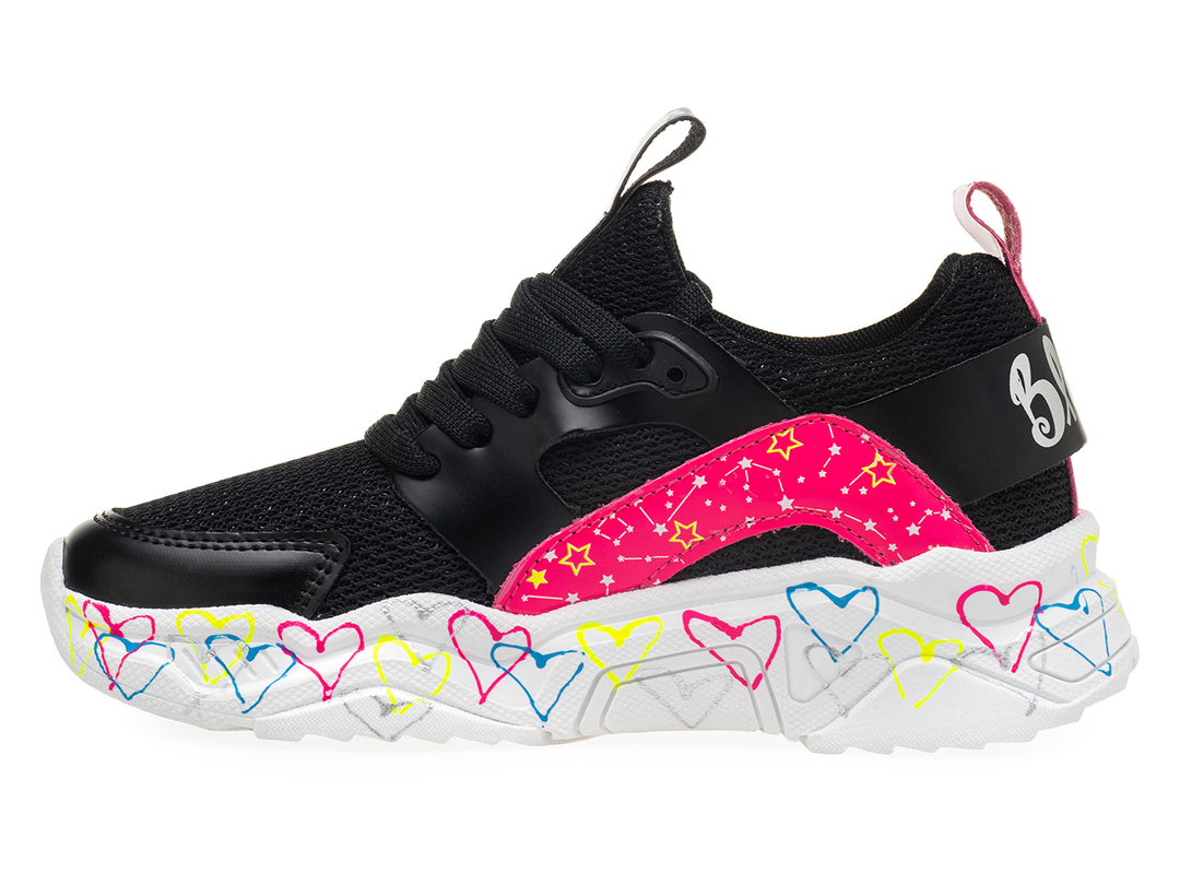 Tenis deportivos negros con detalles en rosa y suela blanca decorada con corazones de colores.