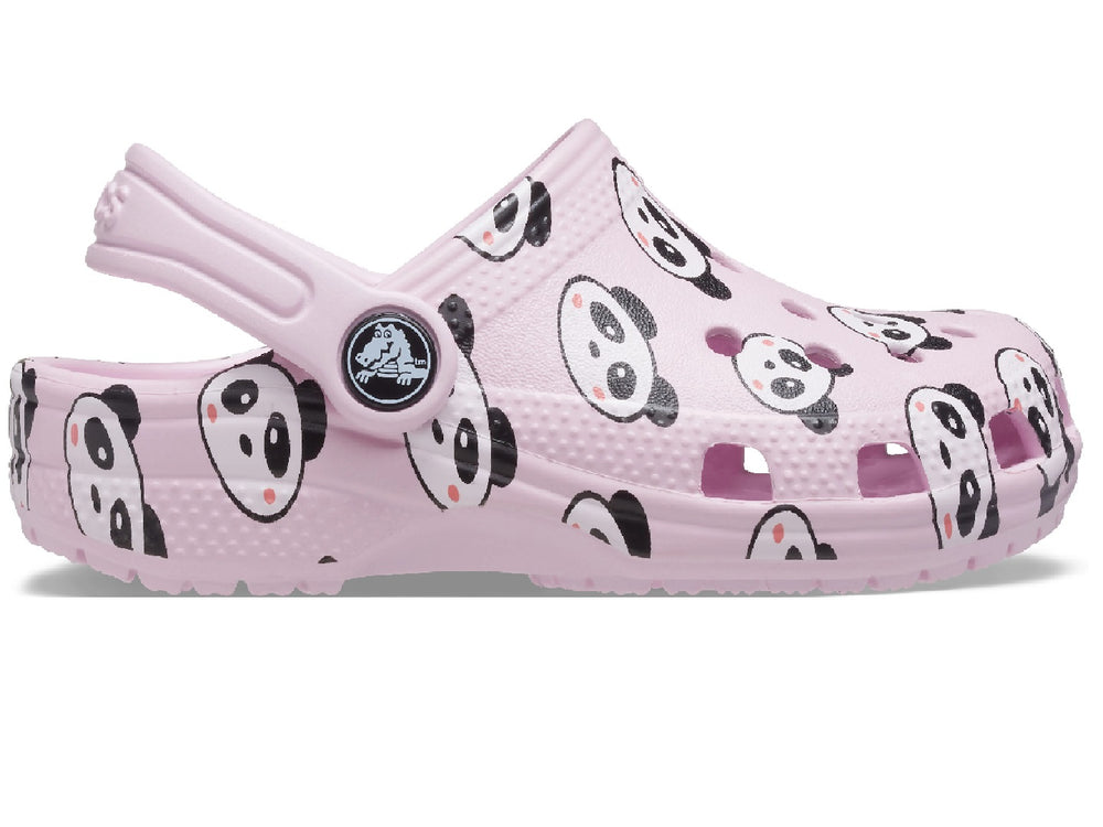 Zuecos Crocs Classic Panda para niña en color rosa con estampado de pandas negros y blancos.