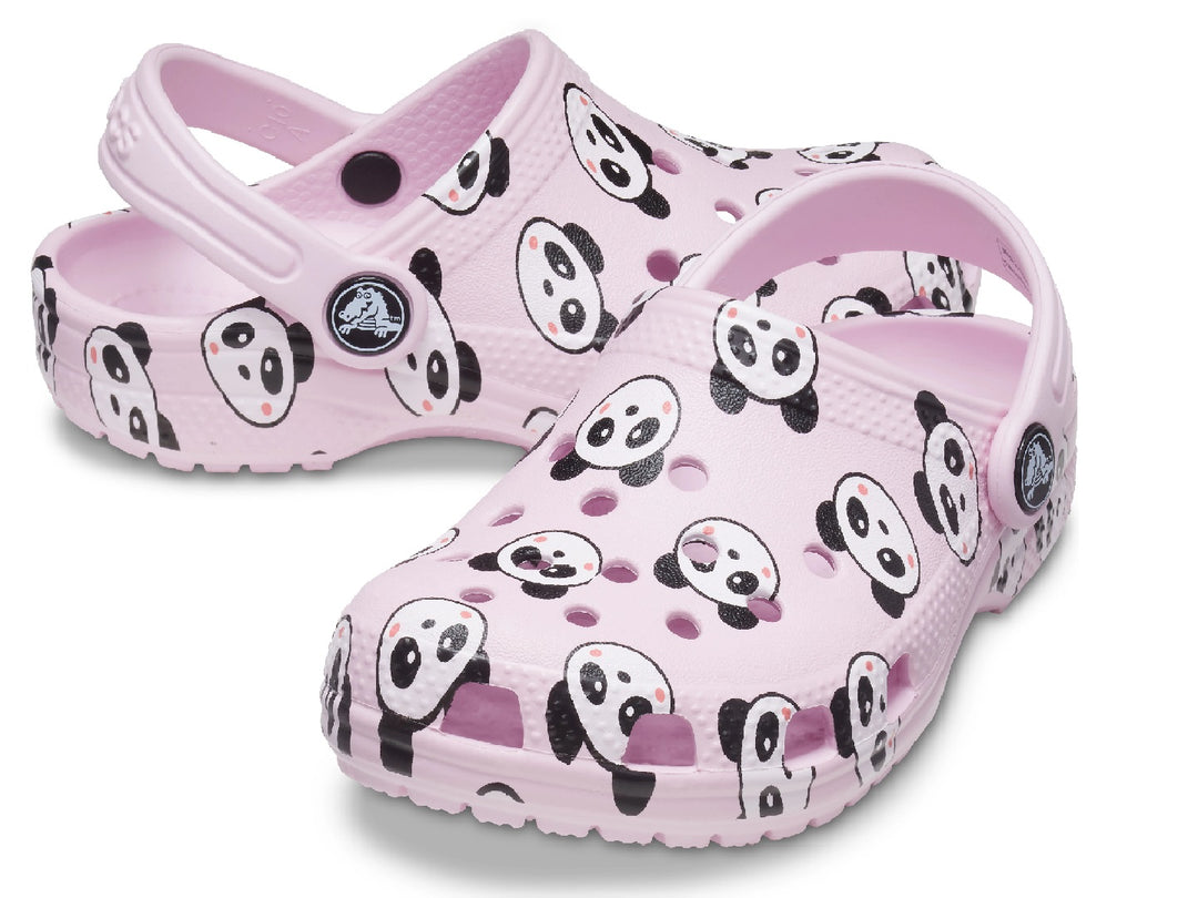 Zuecos Crocs Classic Panda para niña en color rosa con estampado de pandas negros y blancos.