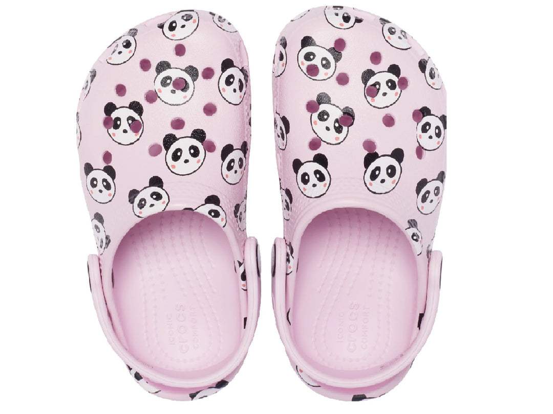 Zuecos Crocs Classic Panda para niña en color rosa con estampado de pandas negros y blancos.
