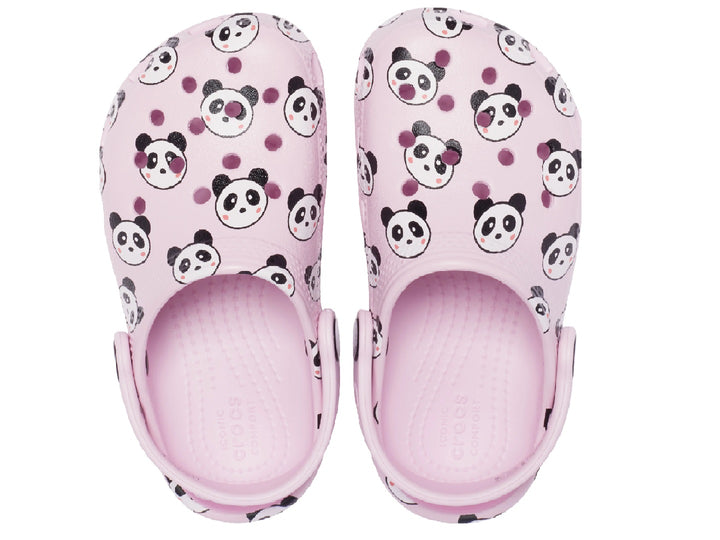 Zuecos Crocs Classic Panda para niña en color rosa con estampado de pandas negros y blancos.