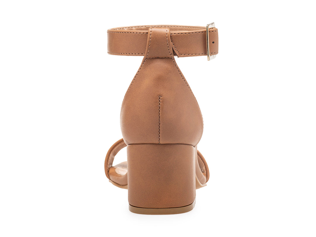 Sandalia color café para mujer con tacón bloque y correa al tobillo con hebilla.