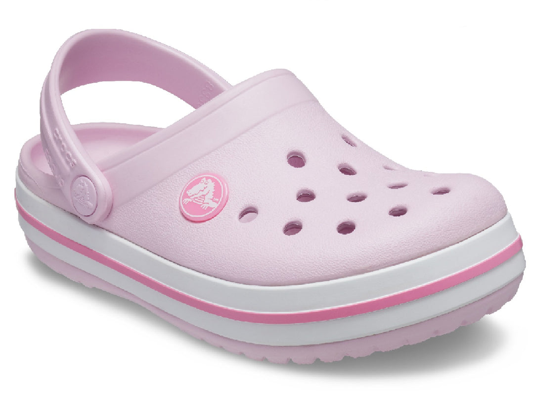 Zuecos Crocs Crocband para niña en color rosa con detalles y suela en color blanco.