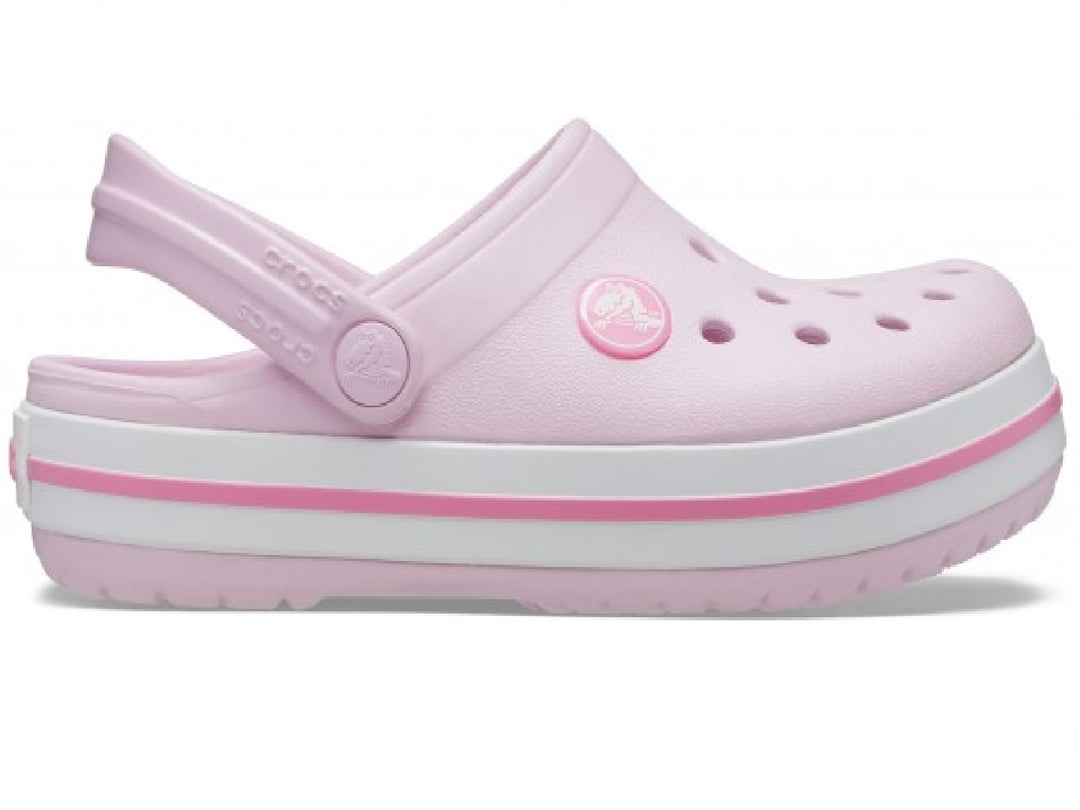 Zuecos Crocs Crocband para niña en color rosa con detalles y suela en color blanco.