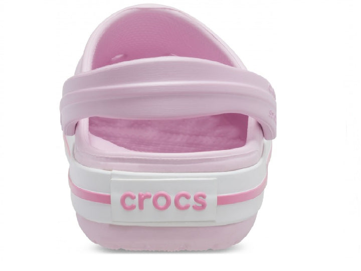 Zuecos Crocs Crocband para niña en color rosa con detalles y suela en color blanco.