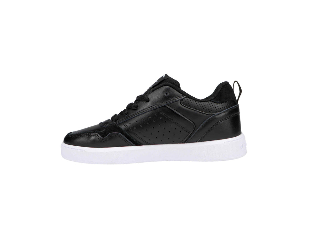 Tenis Champion Lore para niño en color negro con suela blanca.