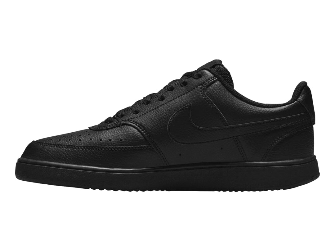Par de tenis Nike Court Vision Low en color negro sólido, vista lateral.