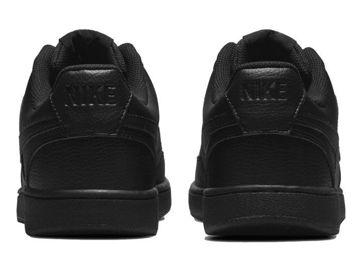 Par de tenis Nike Court Vision Low en color negro sólido, vista lateral.