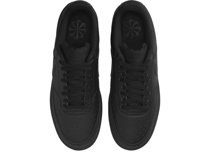 Par de tenis Nike Court Vision Low en color negro sólido, vista lateral.