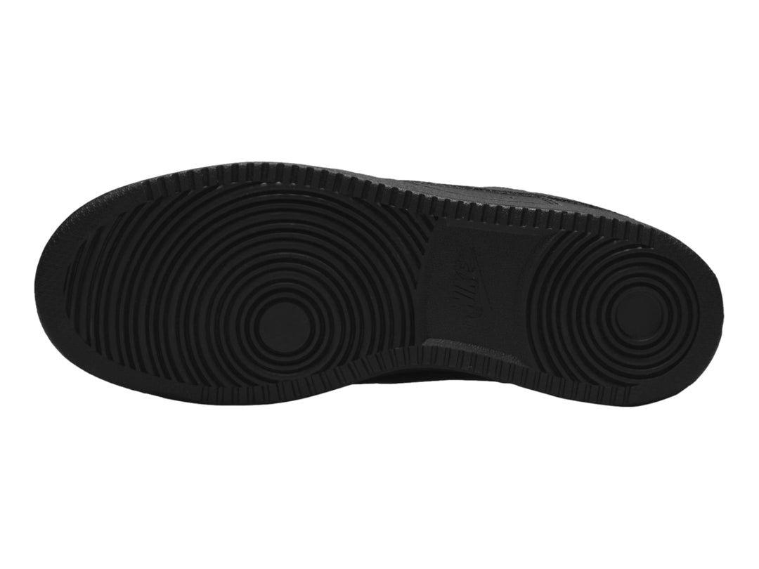 Par de tenis Nike Court Vision Low en color negro sólido, vista lateral.