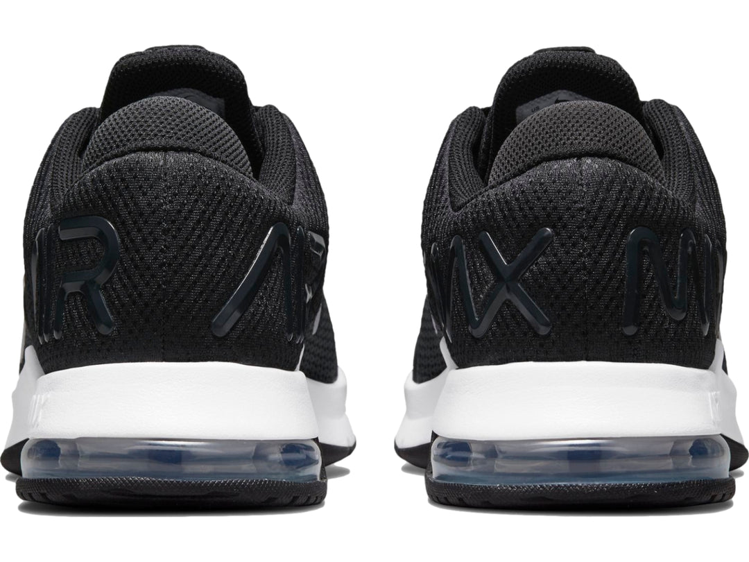 Tenis Nike Air Max Alpha Trainer 4 para hombre en color negro con suela blanca.