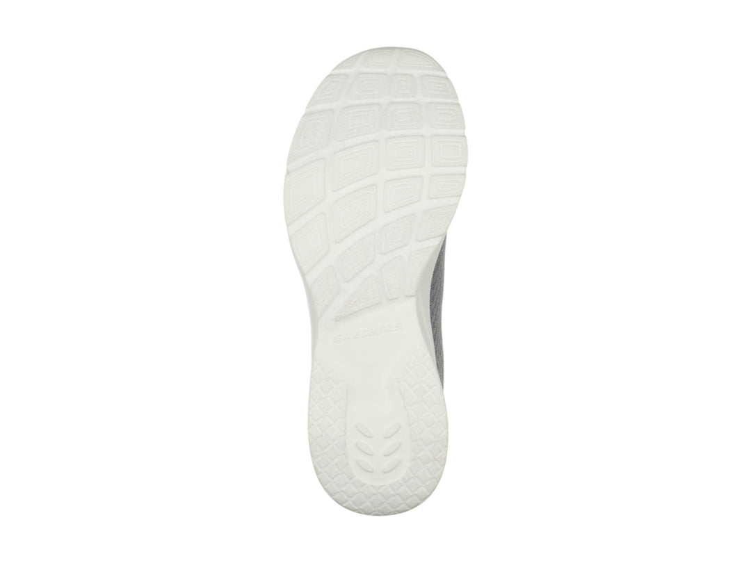 Tenis deportivos Skechers para mujer en color gris con detalles en coral y suela blanca.