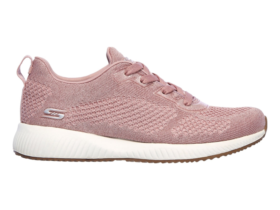 Tenis deportivos Skechers color rosa con suela blanca y textura de malla.