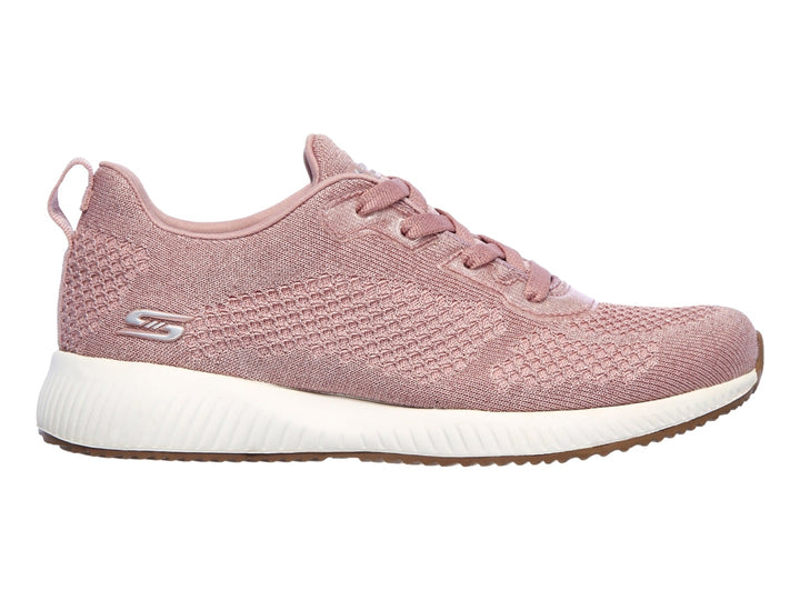 Tenis deportivos Skechers color rosa con suela blanca y textura de malla.