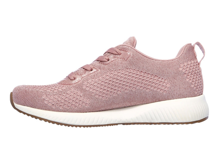 Tenis deportivos Skechers color rosa con suela blanca y textura de malla.