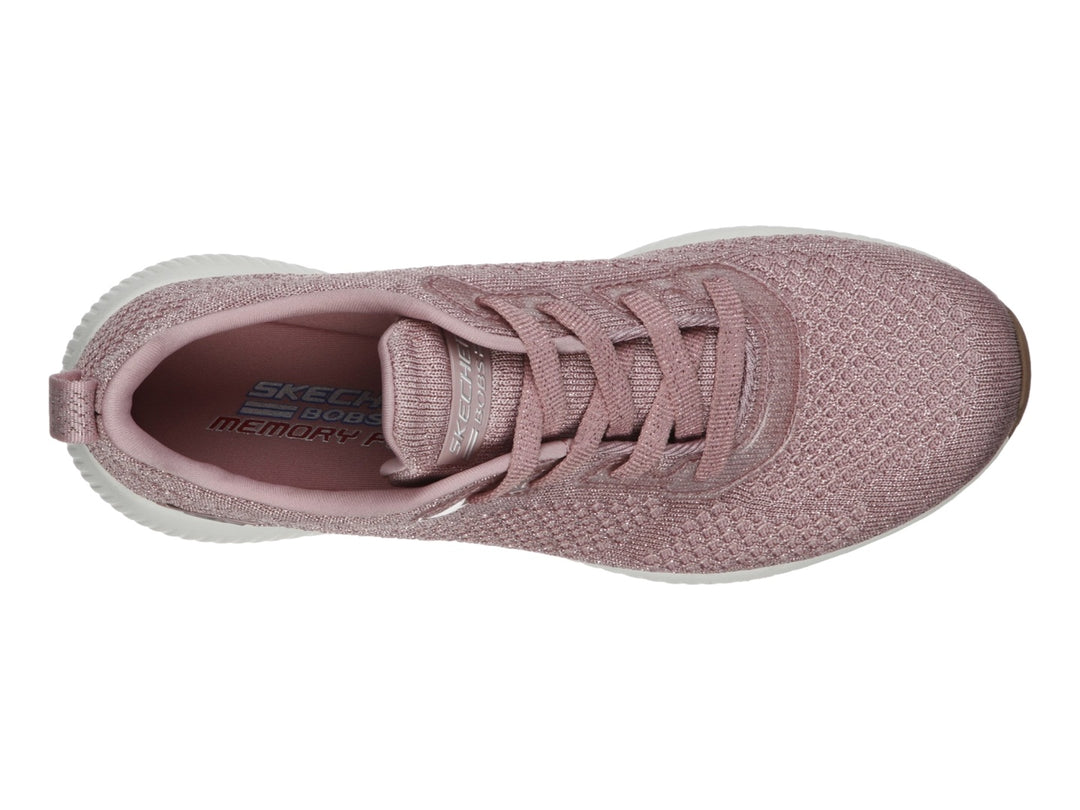 Tenis deportivos Skechers color rosa con suela blanca y textura de malla.