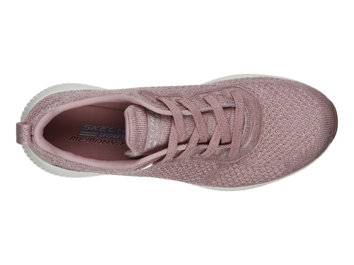 Tenis deportivos Skechers color rosa con suela blanca y textura de malla.