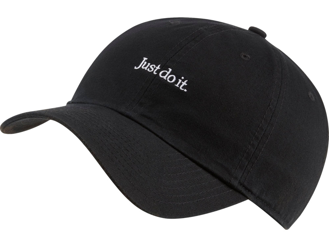 Gorra Nike de color negro con la frase 'Just do it.' bordada en blanco en el frente.