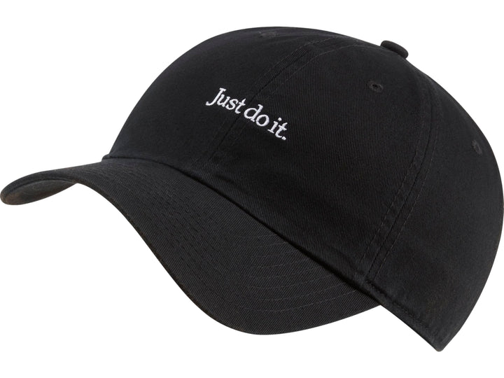 Gorra Nike de color negro con la frase &