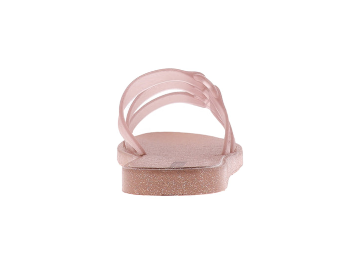 Sandalia plana Ipanema color rosa claro con correas anchas entrelazadas y suela con detalles brillantes.