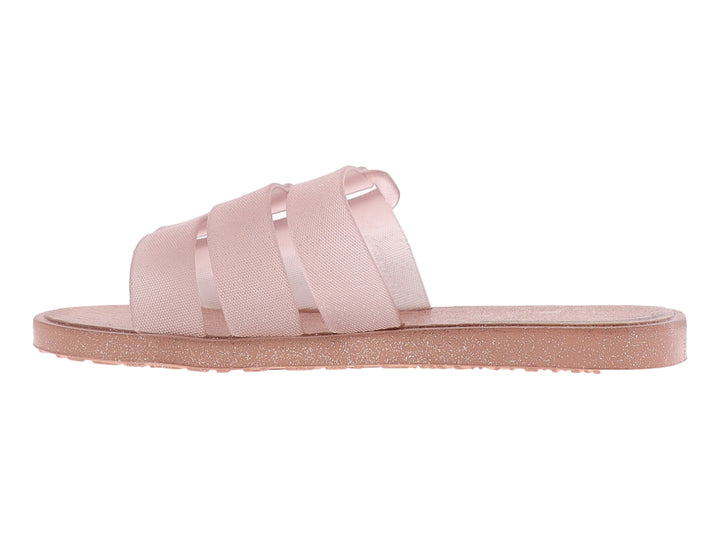 Sandalia plana Ipanema color rosa claro con correas anchas entrelazadas y suela con detalles brillantes.