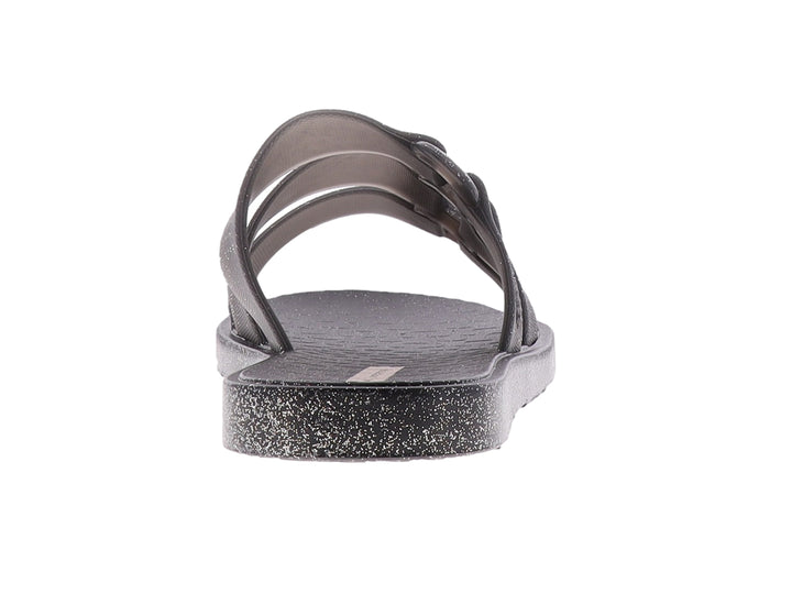 Sandalia negra de tiras anchas con acabado brillante tipo glitter.