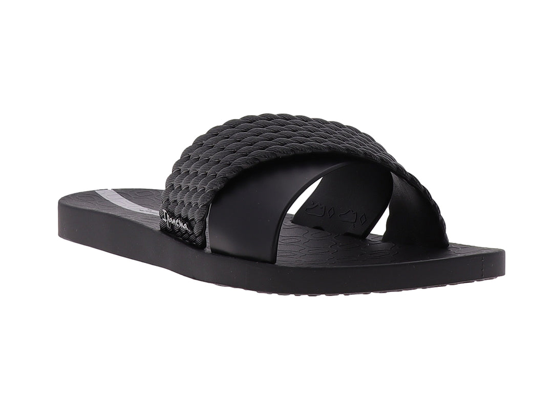 Sandalia Ipanema de color negro con correa superior trenzada y suela plana.