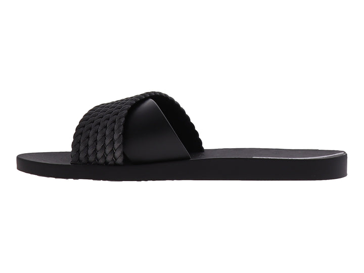Sandalia Ipanema de color negro con correa superior trenzada y suela plana.