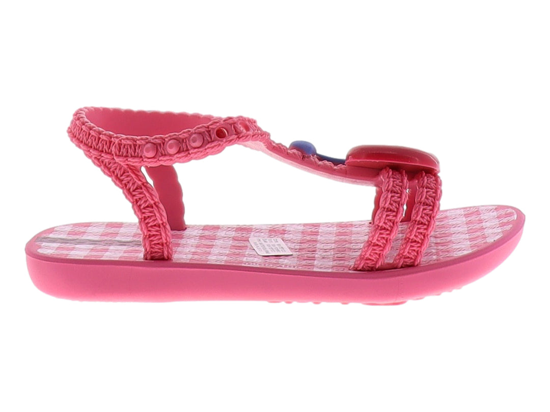 Sandalia Ipanema color rosa con correas de textura tejida y detalle azul en la parte superior.