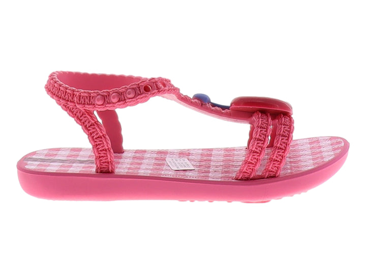 Sandalia Ipanema color rosa con correas de textura tejida y detalle azul en la parte superior.