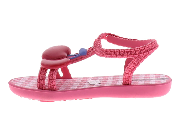 Sandalia Ipanema color rosa con correas de textura tejida y detalle azul en la parte superior.