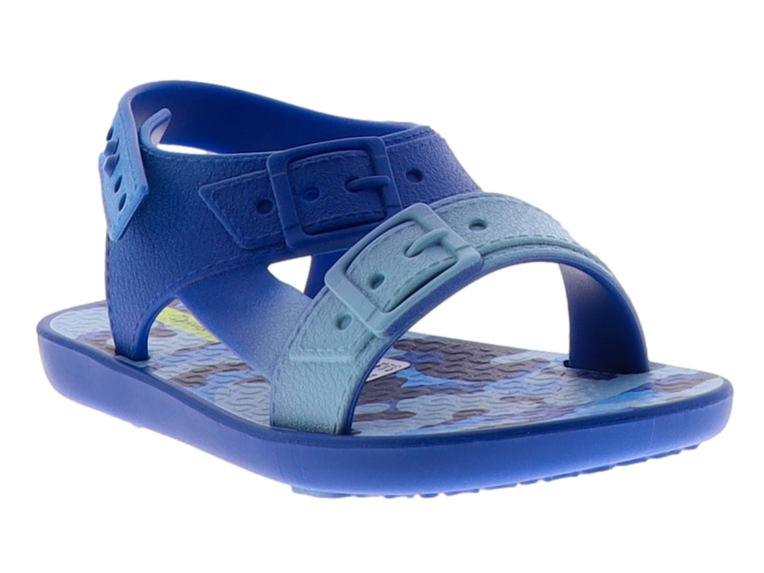 Sandalias Ipanema para niño en color azul con correas ajustables y hebillas.