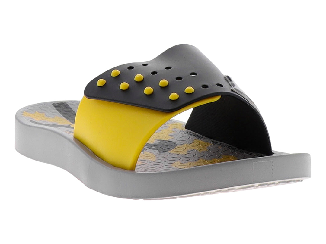 Sandalias Ipanema en colores gris, negro y amarillo con tira ancha y detalles decorativos.