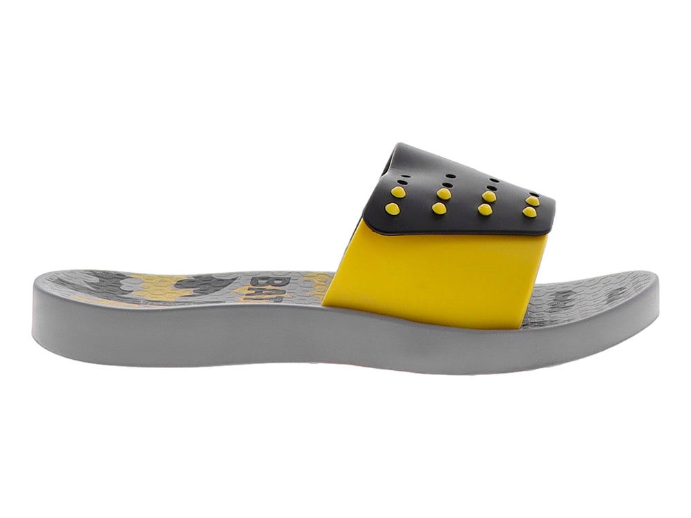 Sandalias Ipanema en colores gris, negro y amarillo con tira ancha y detalles decorativos.