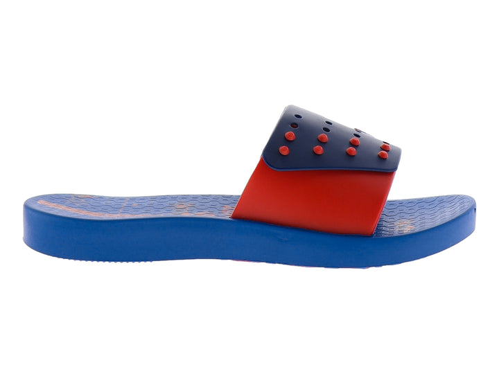 Sandalia slide Ipanema en color azul con detalles en rojo y suela texturizada.