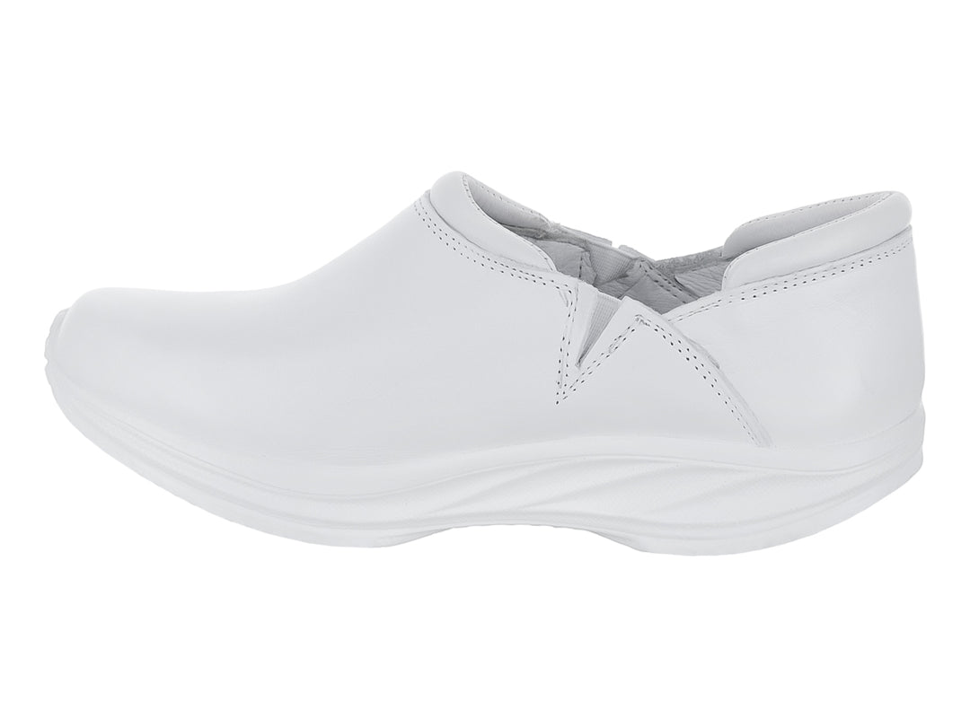 Zapato plano color blanco marca DR HOSUE, estilo profesional sin cordones y suela cómoda.