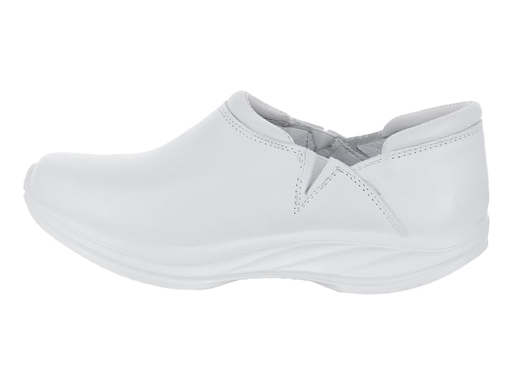 Zapato plano color blanco marca DR HOSUE, estilo profesional sin cordones y suela cómoda.