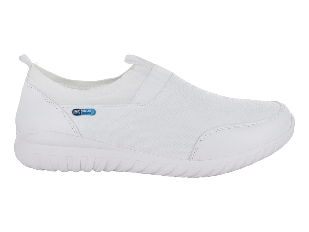 Zapato blanco estilo slip-on con textura de malla y suela blanca gruesa.