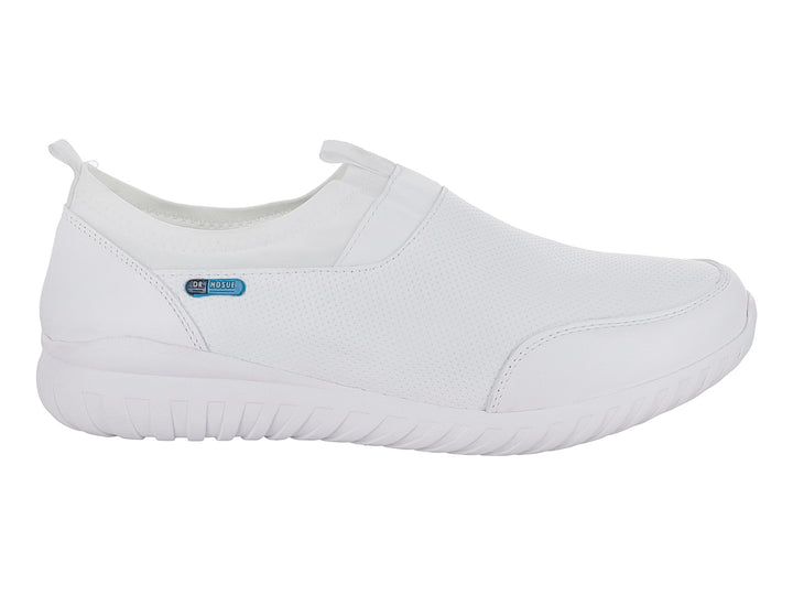 Zapato blanco estilo slip-on con textura de malla y suela blanca gruesa.