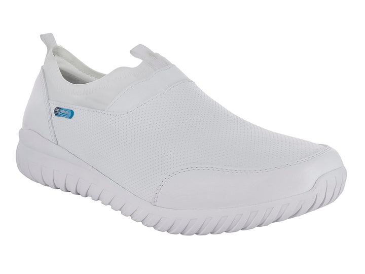 Zapato blanco estilo slip-on con textura de malla y suela blanca gruesa.