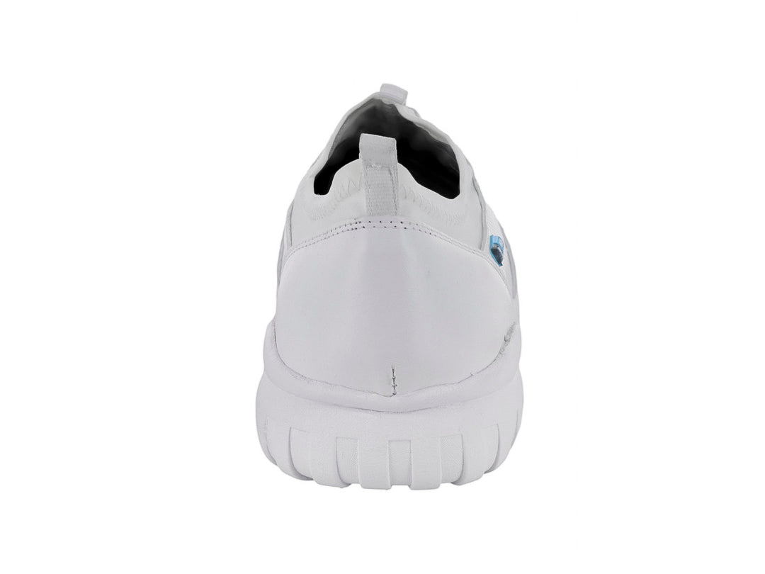 Zapato blanco estilo slip-on con textura de malla y suela blanca gruesa.