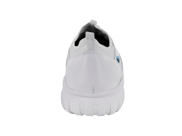 Zapato blanco estilo slip-on con textura de malla y suela blanca gruesa.