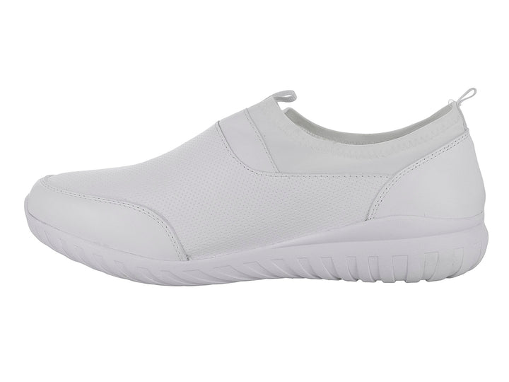 Zapato blanco estilo slip-on con textura de malla y suela blanca gruesa.