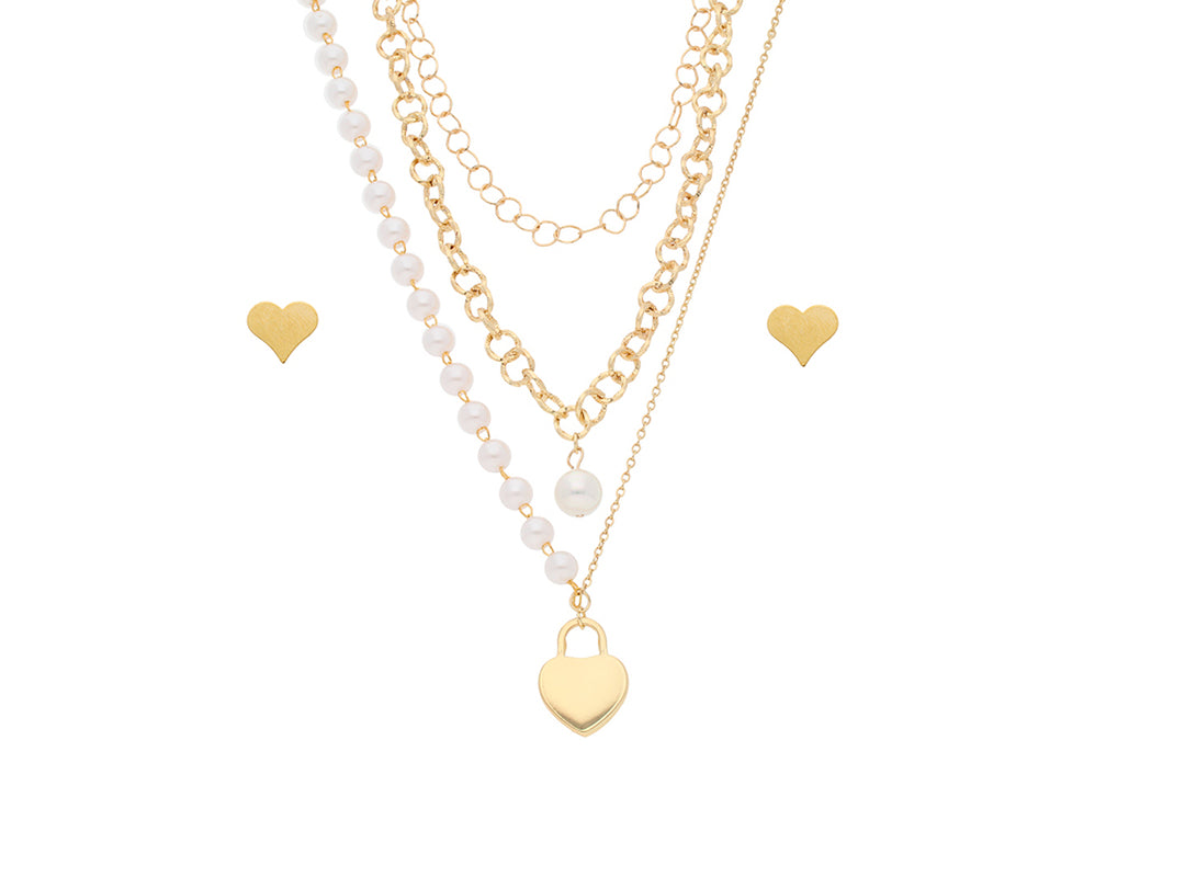 Collar multicapa en color oro con perlas blancas y un dije central en forma de corazón.
