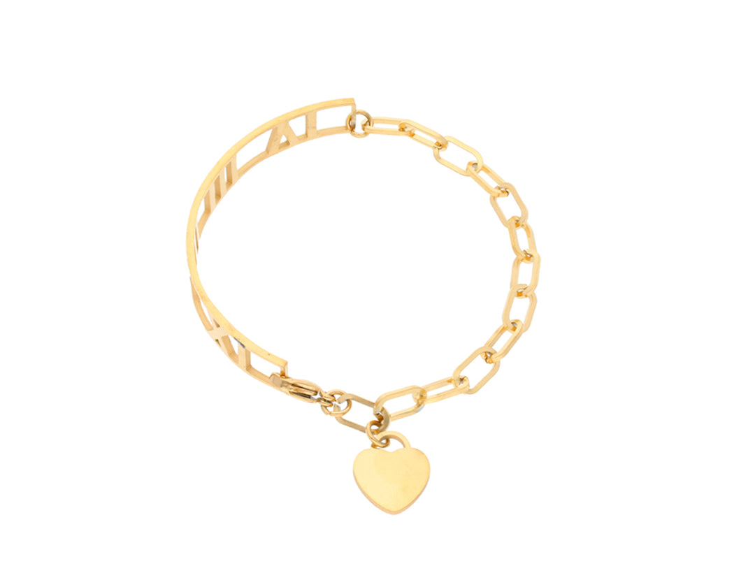 Pulsera de color oro con cadena, placa de texto y un dije en forma de corazón.