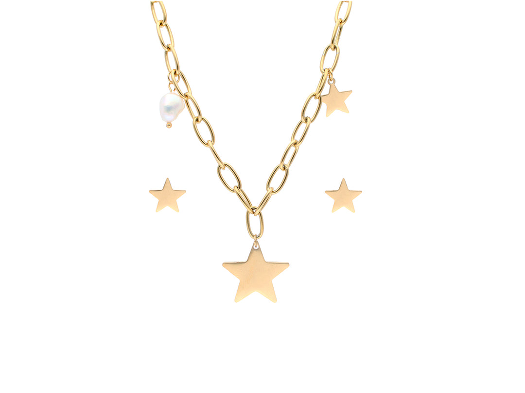 Collar de cadena color oro con dijes de estrellas y una perla blanca.