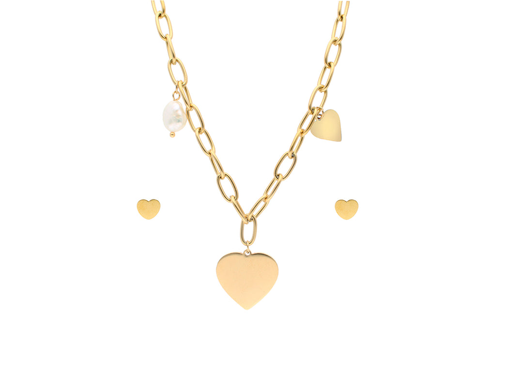 Collar de cadena dorada con dijes en forma de corazón y una perla blanca.
